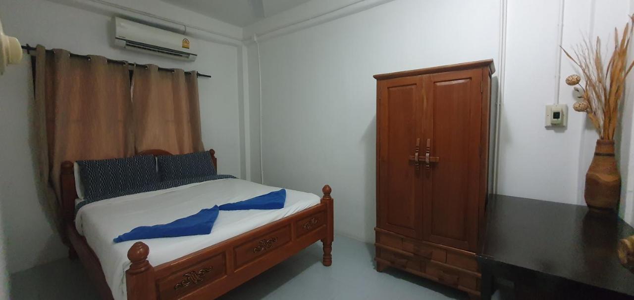 Singharat In The Old Appartement